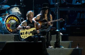 베이스 더프 맥케이건 (왼쪽)과 기타리스트 슬래시 (오른쪽) 모두 2016년에 밴드로 복귀했다.