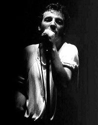 마이크를 들고 있는 남자의 흑백 사진