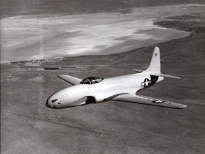 비행 중인 XP-80A Gray Ghost