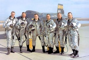 노스아메리칸 X-15A (AF Ser. No. 56-6671)와 시험 조종사들, 캘리포니아주 에드워즈 공군 기지. 번호 6671은 존 맥케이가 조종하던 1962년 11월 9일 에드워즈 공군 기지에서 비상 착륙하는 동안 광범위한 손상을 입었다. 이후 X-15A-2로 개조되었으며 현재 라이트-패터슨 공군 기지에 있는 미국 공군 국립 박물관에 전시되어 있다.