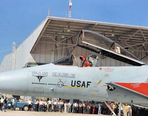 맥도넬 더글러스 F-15A-1-MC 이글 (AF Ser. No. 71-0280) (YF-15A로도 알려짐, 최초의 F-15 제조)는 1972년 7월 27일 캘리포니아주 에드워즈 공군 기지에서 제6512 시험 비행대의 비행으로 역사적인 첫 비행을 준비하고 있다. 이 비행기는 나중에 F-15의 비행 성능, 조종성 및 외부 탑재 능력 탐사에 사용되었다.