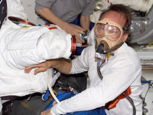 우주비행사 스티븐 G. 맥린이 EVA 전에 사전 호흡을 하고 있다.