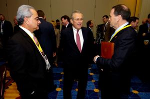 2006년 허커비(왼쪽), 도널드 럼즈펠드 당시 미국 국방장관(가운데), 토기올라 툴라포노 아메리칸사모아 주지사(오른쪽)