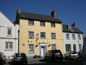 픽턴의 출생지인 Haverfordwest의 힐 스트리트에 있는 기념 blue plaque. 이 집은 나중에 드래곤 호텔이 되었다.
