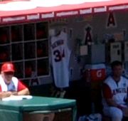 경기 중에도 에인절스의 덕아웃에 걸어져 있는 아덴하트의 유니폼.