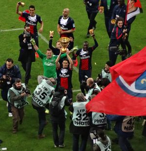 마튀디(가운데)가 2014 리그컵에서 우승한 후