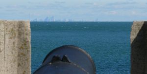 나이아가라 요새의 역사적인 대포; 호수 건너편의 토론토