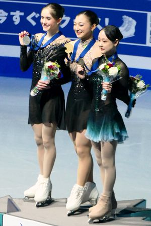 2024년 세계 선수권 시상식에서 메달을 든 메달리스트 사진. 왼쪽부터 이자보 레비토, 사카모토 카오리, 김채연.