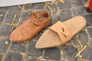 가죽 턴슈즈 위에 신는 덧신 형태(패턴)의 나막신(중세 시대 재현)