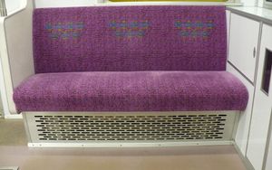 최근에 갱신된 새로운 무늬의 좌석 모켓보라색이며, 구분 무늬와 문양이 들어감