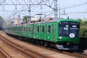 5000계 (파란 개구리 랩핑)（2019년 8월 13일 다마가와 역）