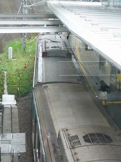 5101F의 지붕 위앞이 플랫 지붕의 7호차, 뒤쪽이 비드 지붕의 8호차(사기누마 역)