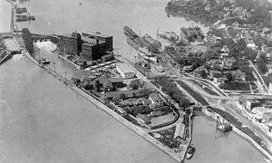 제3기 운하 시대의 포트 댈하우지 항공 사진. 왼쪽은 제3기 운하의 갑문, 오른쪽은 제2기 운하의 갑문이다. 왼쪽 상단의 제3기 운하 견인로와 오른쪽 중앙의 뮤어 형제 조선소를 주목하라.