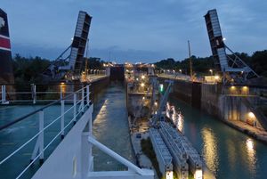 MS Juno가 4번 락을 빠져나감