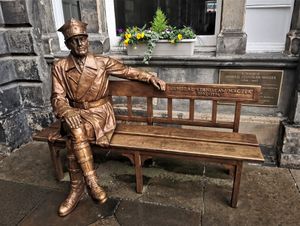 스타니스와프 마체크 장군, 에든버러 시의회 밖 벤치.