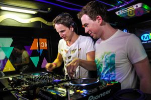 하드웰과 다닉의 MOX Revealed 버스 파티 2013