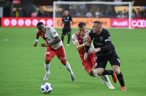 2018년 8월 D.C. 유나이티드에서 공을 가지고 있는 루니