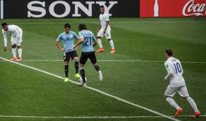 2014년 FIFA 월드컵에서 루니(등번호 10번)가 잉글랜드 대표팀으로 우루과이와 경기하는 모습