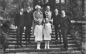 독일 황태자 부부와 자녀들, 1925년경. 왼쪽부터: 빌헬름 왕자, 후베르투스 왕자, 체칠리에 황태자비, 빌헬름 황태자, 프리드리히 게오르크 왕자, 루이 페르디난트 왕자. 앞줄: 알렉산드리네 공주와 체칠리에 공주.