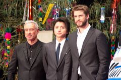 『인디펜던스 데이: 리써전스』 재팬 프리미어에 참석한 롤랜드 에머리히, 후지와라 타츠야, 리암 헴스워스(2016년)