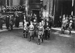 1935년 3월 17일, 영웅 추모 기념 행사에 참석하여 히틀러와 나란히 걷는 마켄젠(가운데 왼쪽, 후사르 예복을 입은 인물)