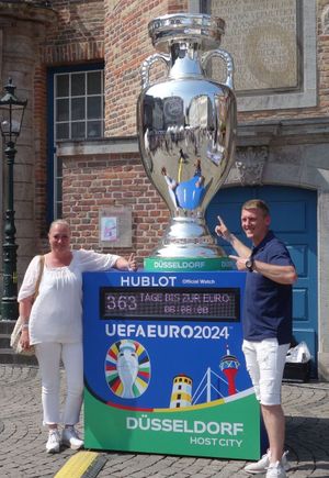 뒤셀도르프 시청 앞에 설치된 UEFA 유로 2024 카운트다운 시계