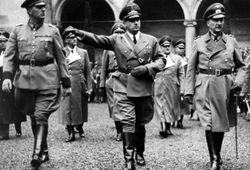 1939년, 점령하 폴란드 크라쿠프. 쿠르트 달루게 질서경찰청장(좌), 한스 프랑크 총독(중앙), 쿠르트 루트비히 폰 기난트 중장(우)