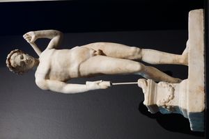 횃불을 든 젊은이의 조각상, 아마도 타나토스, NAMA.