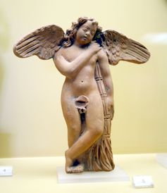 거꾸로 된 횃불과 다리를 꼬고 있는 날개 달린 에로스 타나토스(기원전 3세기, 아테네 아탈로스 스토아)