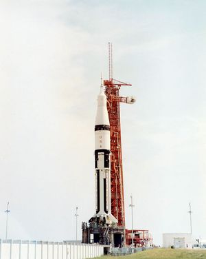 발사 단지 34번에 설치된 아폴로 7호의 새턴 IB 로켓(SA-205)