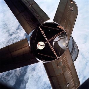 랑데부 실험 중에 촬영된, 2단 로켓 S-IVB. 오른쪽 위의 보호 패널이 다른 것과 같은 각도로 열리지 않은 것에 주목.