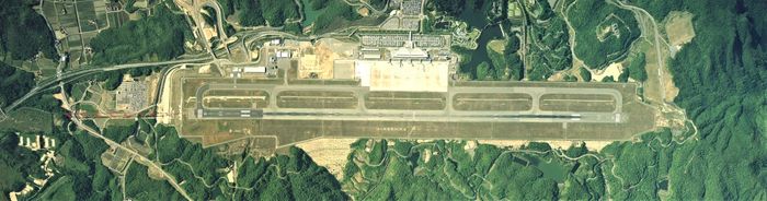 히로시마 공항의 항공 사진.국토교통성 국토지리원 [https://mapps.gsi.go.jp/ 지도・항공 사진 열람 서비스]의 항공 사진을 바탕으로 제작. 2005년 촬영한 4장을 합성 제작.