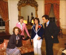 1976년 베티 포드와 함께 있는 레디와 월드