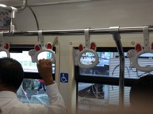 도큐 세타가야선 차량 내의 마네키네코형 손잡이