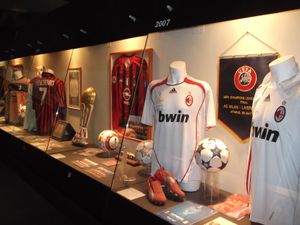 셰우첸코의 등번호 7번 밀란 유니폼은 산 시로 박물관에 전시되어 있다.