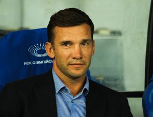 2016년 우크라이나와 아이슬란드의 경기 중인 셰우첸코 감독