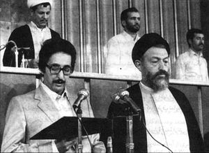 1980년 초대 이란 대통령으로 취임한 바니사드르(왼쪽). 모하마드 베헤시티가 오른쪽에 있고, 아크바르 하셰미 라프산자니가 그의 뒤에 있다.