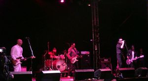 2005년 다운로드 페스티벌에서 공연하는 MC5와 모터헤드의 레미 킬미스터. 왼쪽부터: 웨인 크레이머, 데니스 톰슨, 마이클 데이비스, 레미, 길비 클라크.