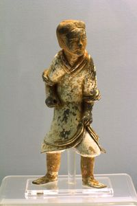 창이 없는 병사의 동한 시대 도기 인물상