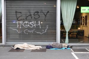 밀라노의 노숙자 2명