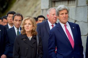 케네디와 미국 국무장관 존 케리, 2016년 4월 히로시마에서