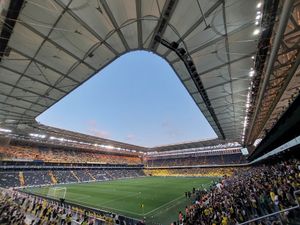 쉬크뤼 사라졸루 경기장, 튀르키예 명문 페네르바흐체가 창단(1907년) 이후 경기를 치러온 곳이자, 튀르키예 최초의 현대식 경기장이다.