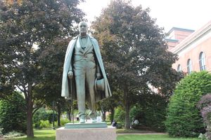 조각가 찰스 테프트가 제작하여 1927년 메인주 뱅고어 시내에 헌정된 해니벌 햄린 동상.