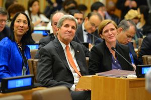 2015년 10월 2일 뉴욕 유엔에서 열린 고위급 회의에서 존 케리 국무장관과 함께