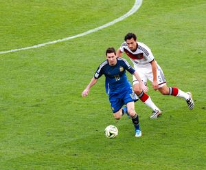 2014년 FIFA 월드컵 결승전 마츠 후멜스를 상대로 드리블 하고 있는 메시