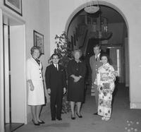 히타치노미야 친왕과 하나코 비가 율리아나 여왕, 베아트릭스 여왕 및 클라우스 왕자와 함께 (1965년 소스트다이크 궁전)