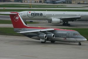 메사바 항공(Mesaba Airlines)에서 노스웨스트 에어링크(Northwest Airlink)로 운항할 당시의 해당 항공기.