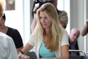 보수 정치 행동 회의에서 저서에 사인하는 앤 콜터(2011년)