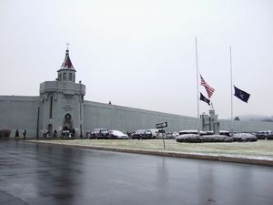 애티카 교도소(Attica Correctional Facility)는 뉴욕주 애티카에 위치해 있으며, 채프먼은 1981년부터 2012년까지 이곳에 수감되었다.