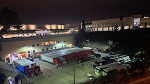 2024년 9월 샌디에이고의 비에하스 아레나에 주차된 미나즈의 투어 버스와 트럭